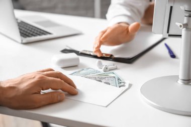 İşadamı ofiste rüşvet veriyor, yakın plan.