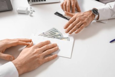 İşadamı ofiste rüşvet veriyor, yakın plan.