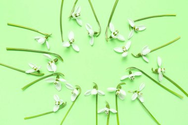 Yeşil arkaplanda güzel kar damlalarından yapılmış çerçeve