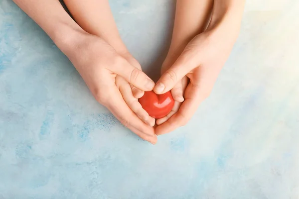 Руки Жінки Дитини Червоним Серцем Фоні Світла День Матері — стокове фото