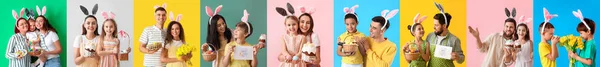 Група Сімей Кролячими Вухами Тортами Пофарбованими Яйцями Квітами Кольоровому Фоні — стокове фото