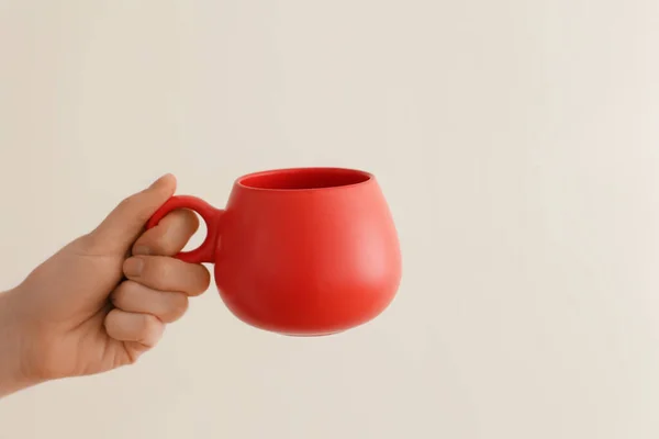 Frau Mit Roter Tasse Auf Beigem Hintergrund — Stockfoto