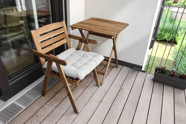 Modern balkonda ahşap sandalye ve masa