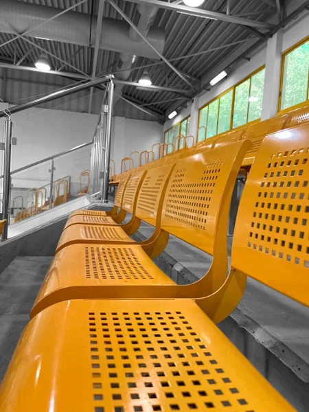体育馆内黄色座位的景观 — 图库照片