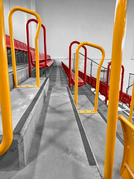 Вид Сходами Червоними Сидіннями Стадіоні — стокове фото