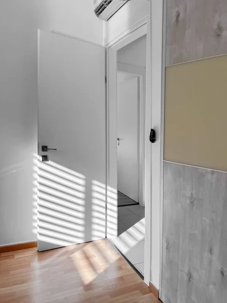 Offene Weiße Tür Hellen Raum — Stockfoto