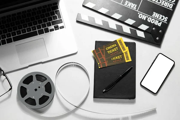 Film Clapper Met Haspel Laptop Notebook Tickets Mobiele Telefoon Witte — Stockfoto