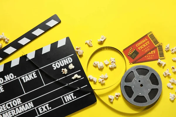 Klaszczotka Filmowa Kołowrotkiem Popcornem Biletami Żółtym Tle — Zdjęcie stockowe