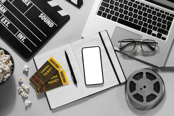 Film Clapper Met Mobiele Telefoon Laptop Haspel Bril Notebook Grijze — Stockfoto