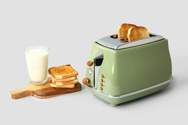面包片 现代烤面包机 一杯牛奶和美味的面包 加果酱 白色背景 — 图库照片