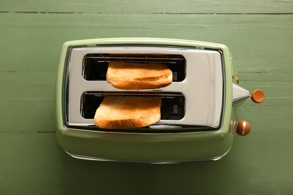 Modern Toaster Crispy Bread Slices Green Wooden Background — Stock Photo, Image