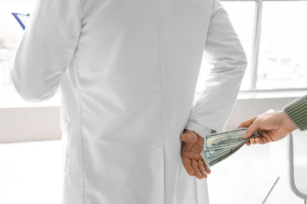 Beteg Kenőpénzt Orvosnak Klinikán Közelkép — Stock Fotó