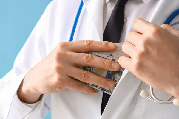Médico Masculino Escondendo Suborno Fundo Azul Close — Fotografia de Stock