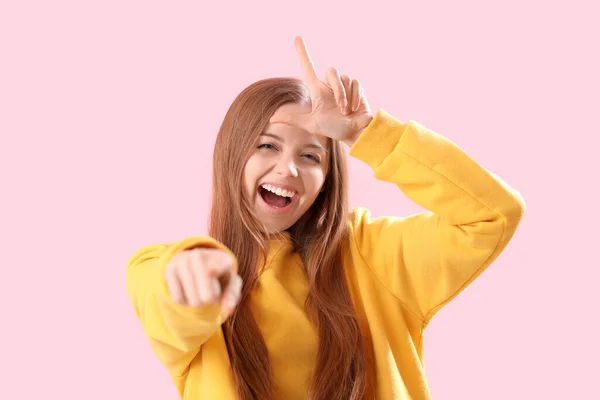 Νεαρή Γυναίκα Δείχνει Αποτυχημένη Χειρονομία Και Δείχνοντας Θεατή Ροζ Φόντο — Φωτογραφία Αρχείου