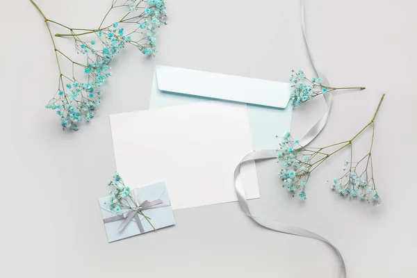 Samenstelling Met Blanco Kaart Enveloppen Mooie Gypsophila Bloemen Witte Achtergrond — Stockfoto