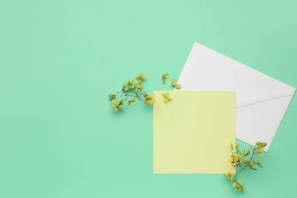 Samenstelling Met Blanco Kaart Envelop Gedroogde Bloemen Kleur Achtergrond — Stockfoto