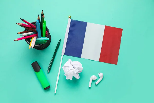 緑の背景に文房具や折り目のある紙でフランスの旗 — ストック写真
