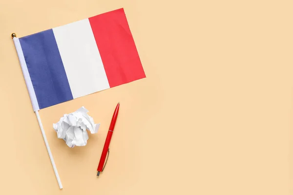 Σημαία Γαλλίας Στυλό Και Τσαλακωμένο Χαρτί Μπεζ Φόντο — Φωτογραφία Αρχείου