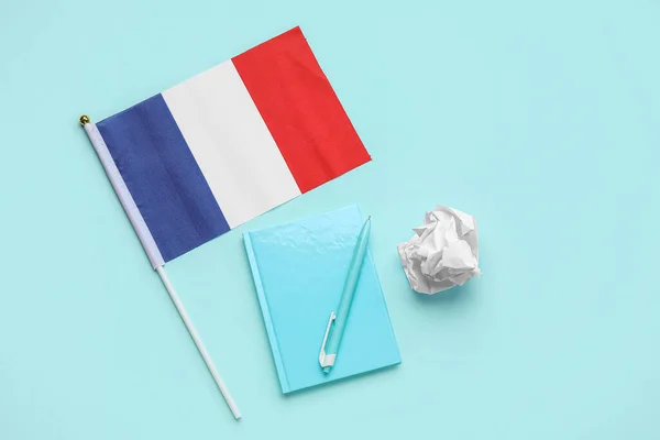 Vlag Van Frankrijk Met Notebook Pen Verfrommeld Papier Blauwe Achtergrond — Stockfoto
