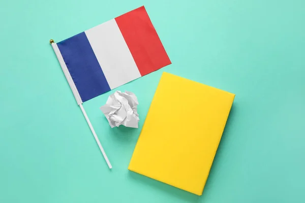 Bandera Francia Con Cuaderno Papel Arrugado Sobre Fondo Verde —  Fotos de Stock