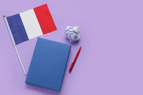 Σημαία Της Γαλλίας Σημειωματάριο Στυλό Και Τσαλακωμένο Χαρτί Λιλά Φόντο — Φωτογραφία Αρχείου