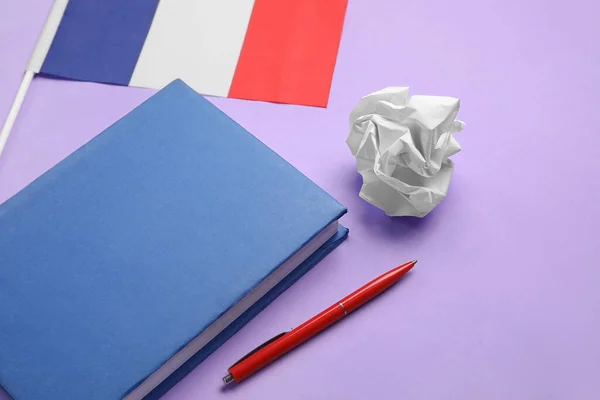 Frankreich Flagge Mit Notizbuch Stift Und Zerknittertem Papier Auf Fliederfarbenem — Stockfoto