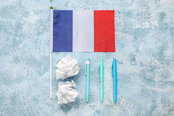Flag France Pens Crumpled Paper Grunge Background — Stock Photo, Image