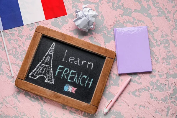 Chalkboard Med Texten Learn French Anteckningsbok Skrynkligt Papper Och Flagga — Stockfoto