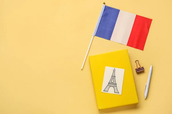 Bandera Francia Con Papelería Torre Eiffel Dibujada Sobre Fondo Amarillo —  Fotos de Stock