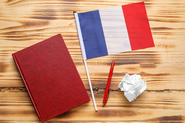 Bandera Francia Con Cuaderno Pluma Papel Arrugado Sobre Fondo Madera —  Fotos de Stock