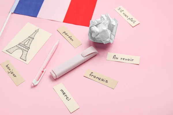 Bandera Francia Con Palabras Francesas Torre Eiffel Dibujada Bolígrafos Papel —  Fotos de Stock
