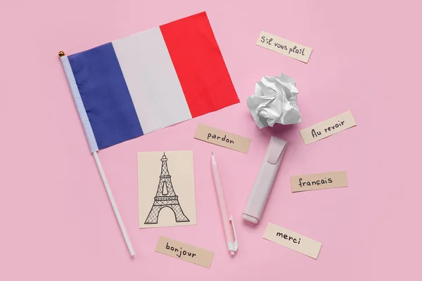 法文版的法国国旗 画着埃菲尔铁塔 粉红底色的钢笔和皱折的纸 — 图库照片