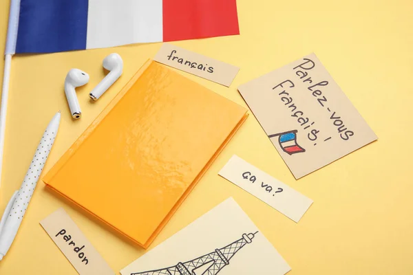 Flagge Frankreichs Notizbuch Französische Wörter Und Kopfhörer Auf Gelbem Hintergrund — Stockfoto