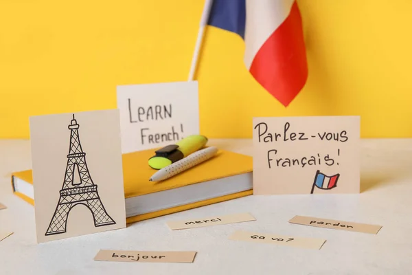 Papier Met Tekst Leren Frankrijk Getekende Eiffeltoren Vlag Briefpapier Tafel — Stockfoto