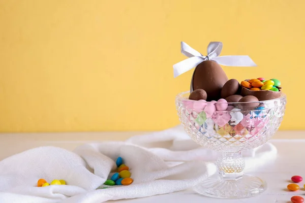 Cuenco Con Huevos Pascua Chocolate Caramelos Sobre Mesa Madera Blanca — Foto de Stock