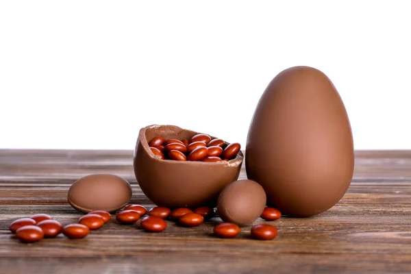 Huevos Pascua Chocolate Caramelos Sobre Mesa Madera Sobre Fondo Blanco — Foto de Stock