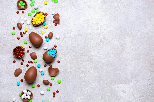 Çikolatalı Paskalya Yumurtası Gri Grunge Arka Planda Şekerleme Kompozisyonu — Stok fotoğraf