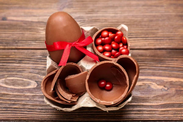 Pacote Com Ovos Páscoa Chocolate Doces Fundo Madeira Marrom — Fotografia de Stock