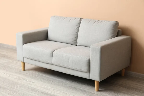 Grey Couch Beige Wall Room — Stock Photo, Image