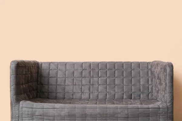 ベージュの壁の近くの黒いソファ — ストック写真
