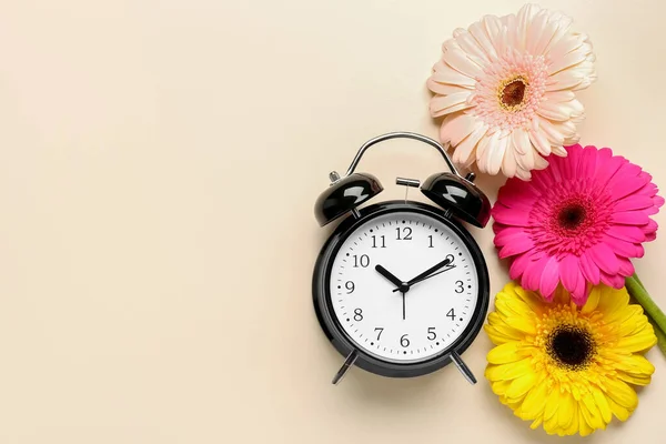Relógio Despertador Belas Flores Gerbera Fundo Bege — Fotografia de Stock