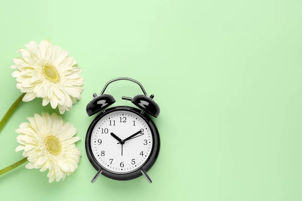 Relógio Despertador Belas Flores Gerbera Fundo Verde — Fotografia de Stock