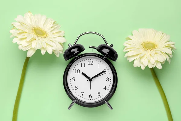 Ébresztőóra Gyönyörű Gerbera Virágok Zöld Háttér — Stock Fotó