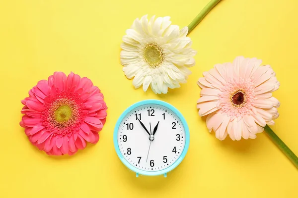 Alarm Clock Beautiful Gerbera Flowers Yellow Background — Stock Photo, Image