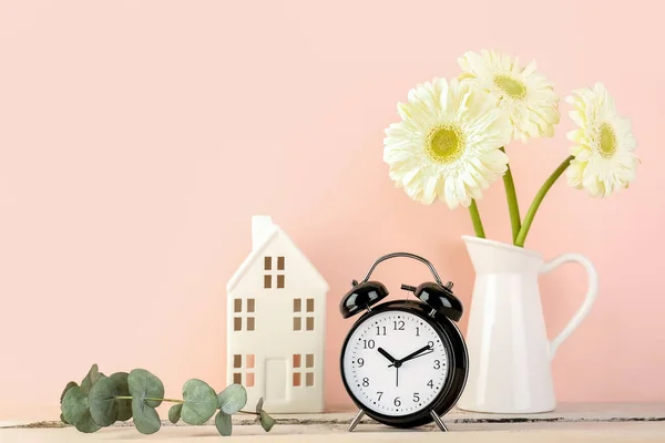闹钟和花瓶 有粉色背景的美丽的芙蓉花 — 图库照片