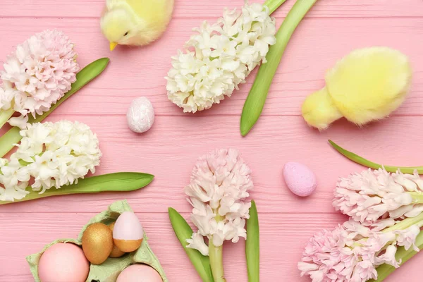 Composition Beautiful Hyacinth Flowers Easter Eggs Baby Chickens Pink Wooden — Stock Photo, Image