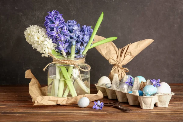 Βάζο Όμορφα Λουλούδια Υάκινθος Και Πασχαλινά Αυγά Συσκευασία Ξύλινο Τραπέζι — Φωτογραφία Αρχείου