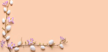 Dal, Paskalya yumurtası ve çiçekler bej arka planda ve metin için boşluk var