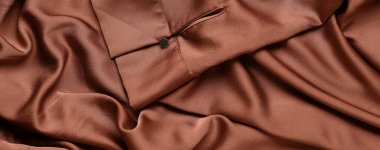 Kahverengi ipek elbiselerin yakın görüntüsü