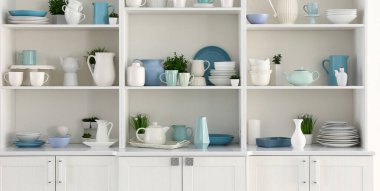 Mutfak temiz yemekleri ile açık dosya dolabı